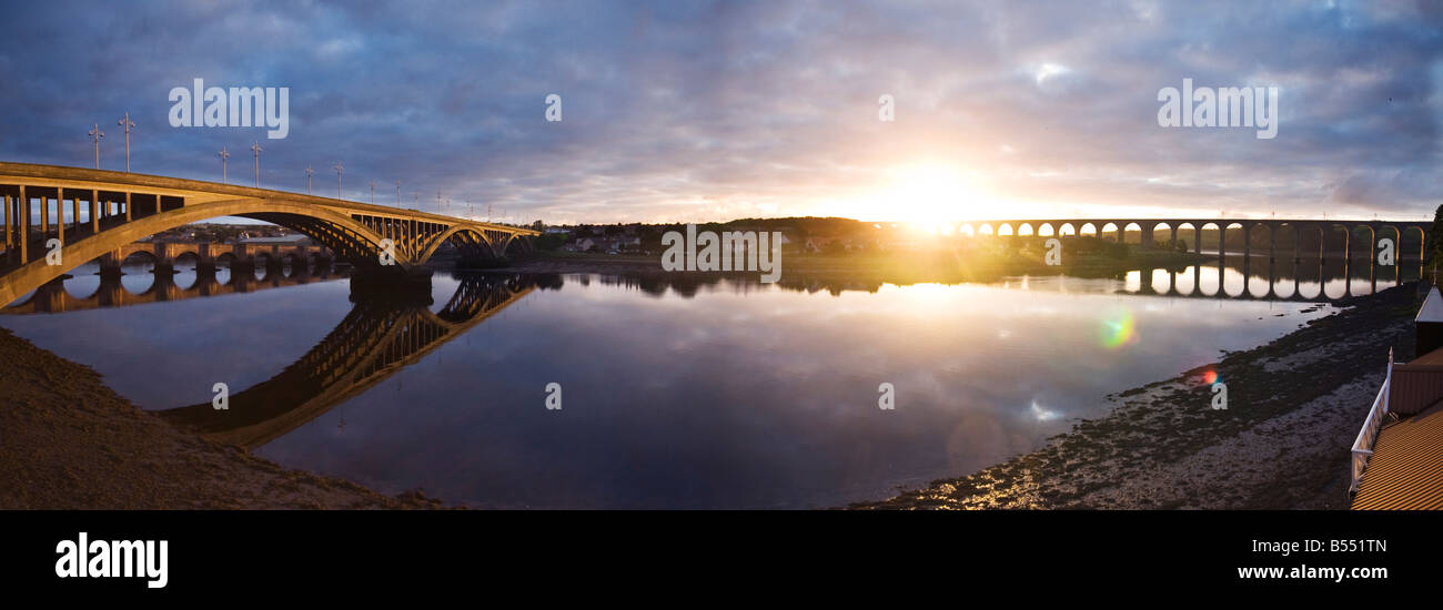 Die drei Brücken bei Sonnenuntergang Berwick nach Tweed mit Blick auf den Fluss Tweed in Richtung Tweedmouth Stockfoto