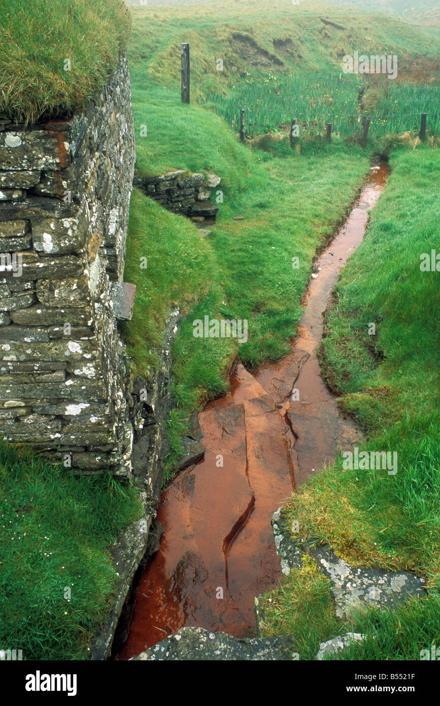 Die Dounby klicken Sie Mühle, eine überdachte Steinmühle Rasen auf dem Festland, Orkney Inseln, Schottland, betrachtet im Nebel Stockfoto
