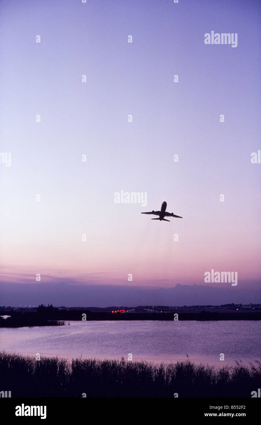 Verkehrsflugzeug zieht in der Abenddämmerung, Miami Stockfoto