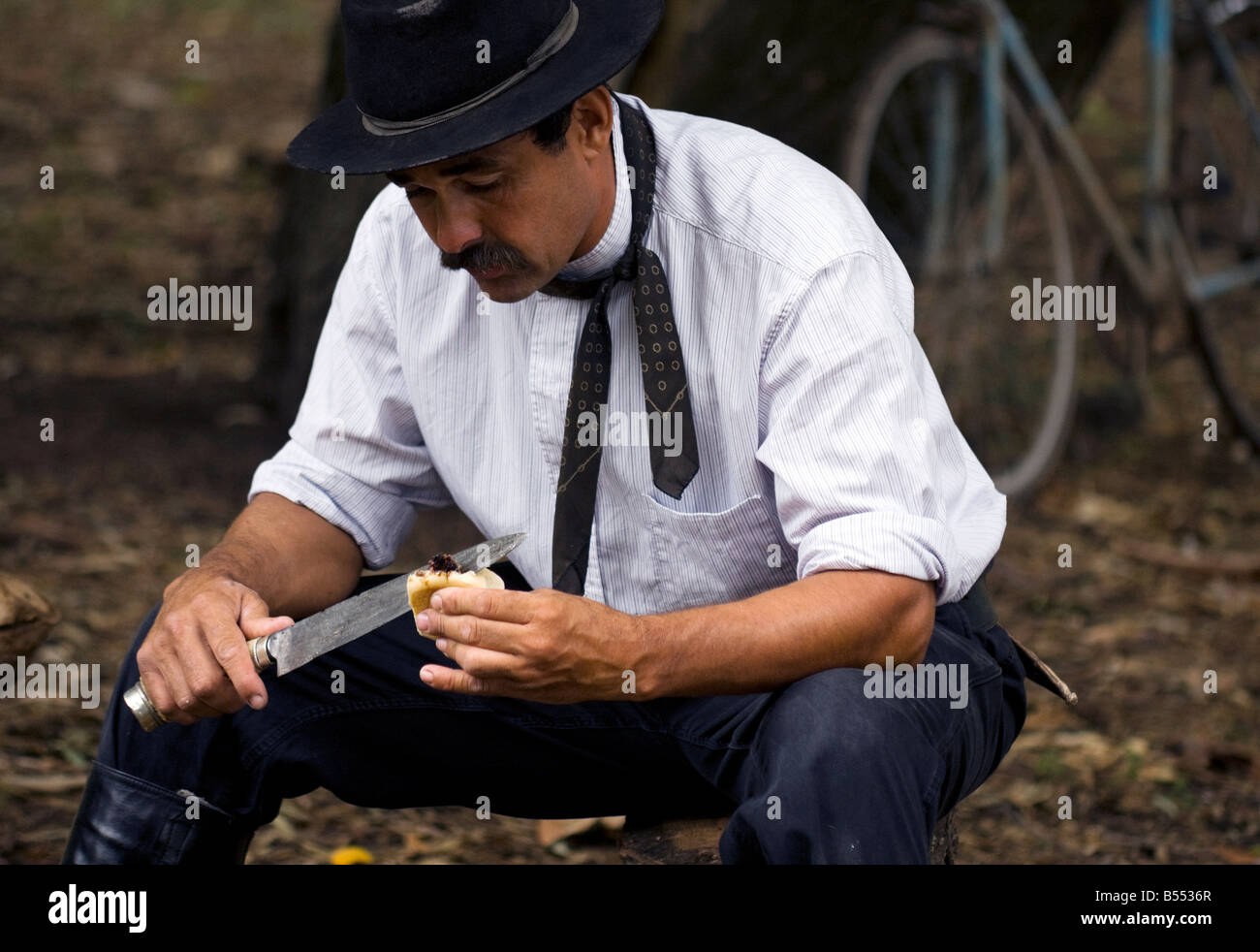 Ein Gaucho isst sein Mittagessen während der Sitzung in San Antonio de Areco Buenos Aires Provinz Argentinien Stockfoto