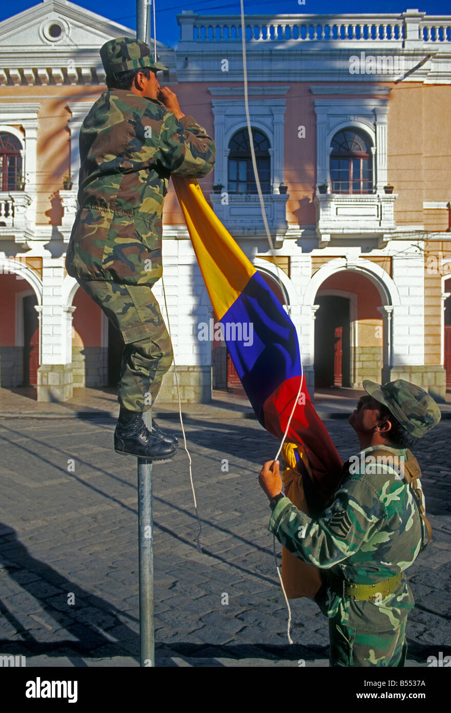 Ecuadorianer Männer männliche Militär Soldaten Senkung der Flagge in Sucre Park in der Stadt Riobamba Chimborazo Provinz Ecuadors Stockfoto