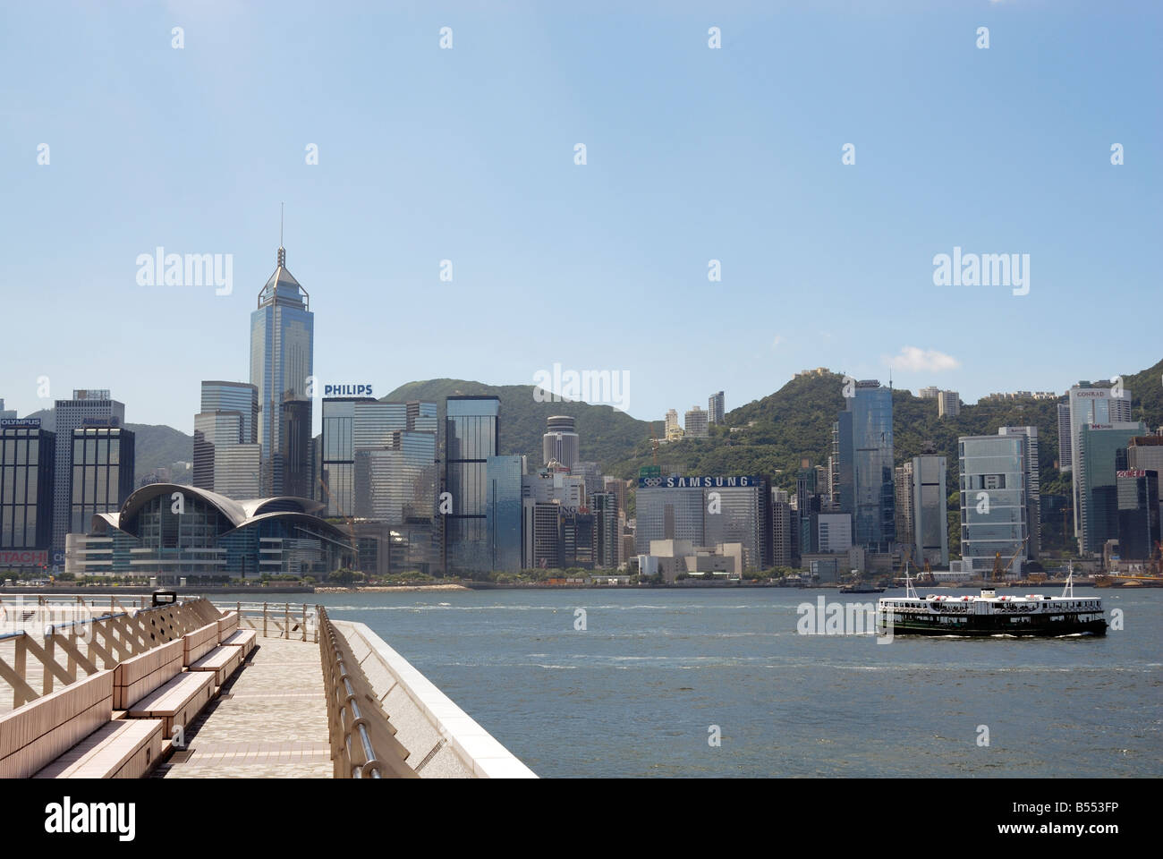 Blick auf Hong Kong Island von Kowloon mit Star Ferry Stockfoto