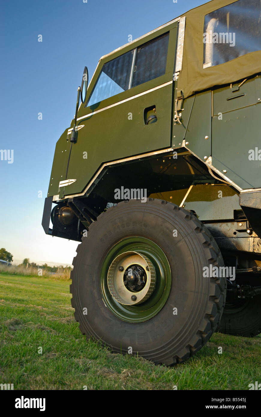 Blaue landrover -Fotos und -Bildmaterial in hoher Auflösung – Alamy