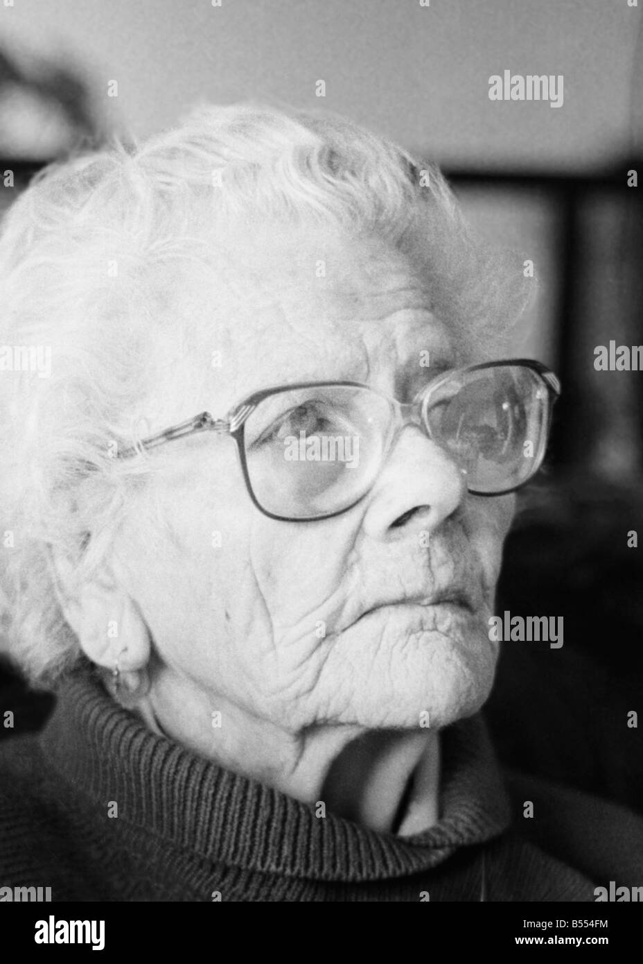 TRAURIGE TRAURIGKEIT BÜRGER ÜBERLEBENDE DENKEN MÜDE WANDERNDE WEISSE FALTEN ABUELA ABUELITA INOCENTE LENTES GAFAS DAUERHAFTE VIEJA TIERNA LIEBE ZÄRTLICHE PFLEGE Stockfoto