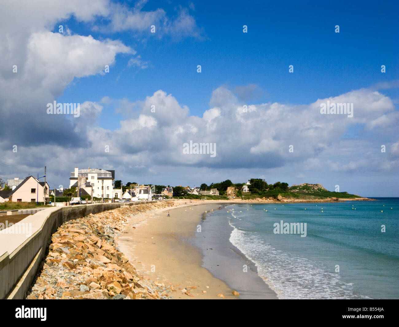 Bretagne-Strand von Primel Tregastel an der nördlichen Küste des Finistère, Bretagne, Frankreich Stockfoto