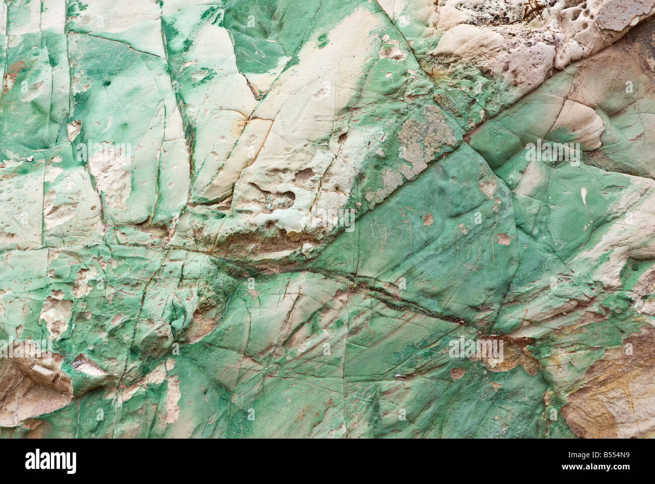 große grüne Kupfer in der Steinmauer Hintergrund Stockfoto
