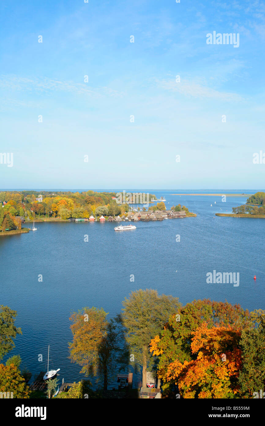Panoramablick auf See Müritz vom Kirchturm in Region, Mecklenburger Seenplatte, Deutschland Stockfoto