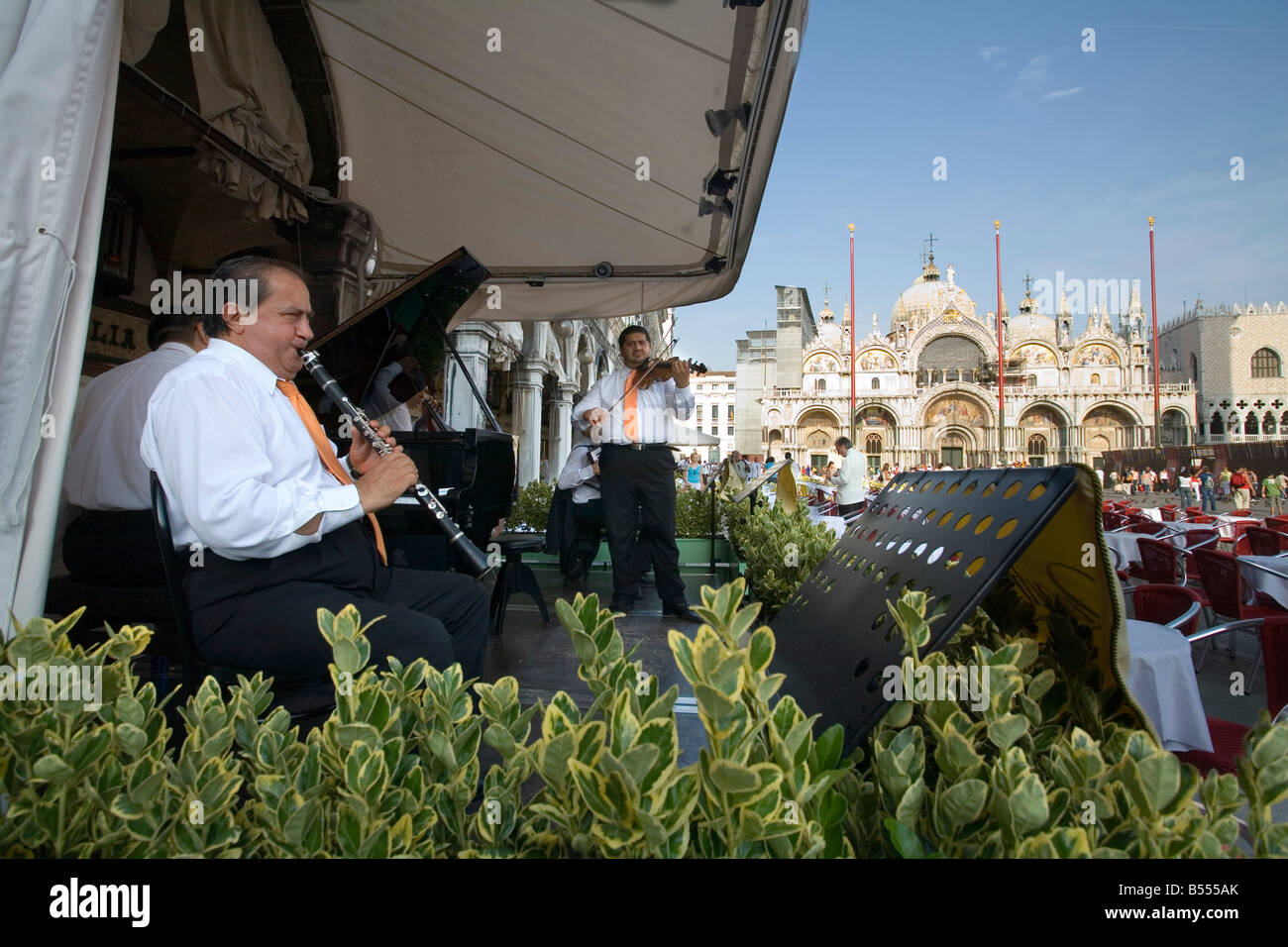 Orchester in Saint Marks Piazza in Venedig Italien Stockfoto