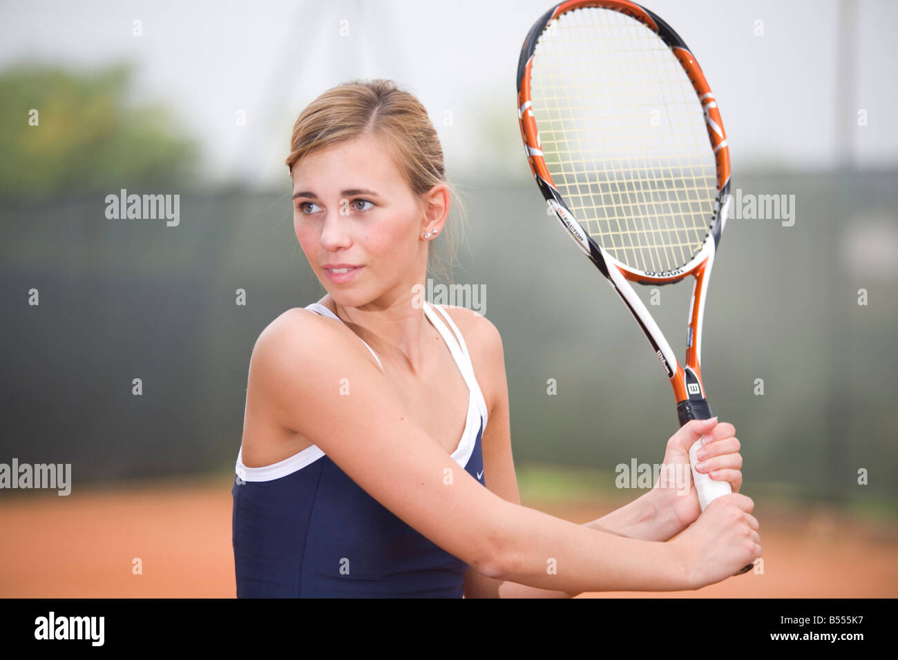 Kaukasische Teenager Tennis spielen Stockfoto