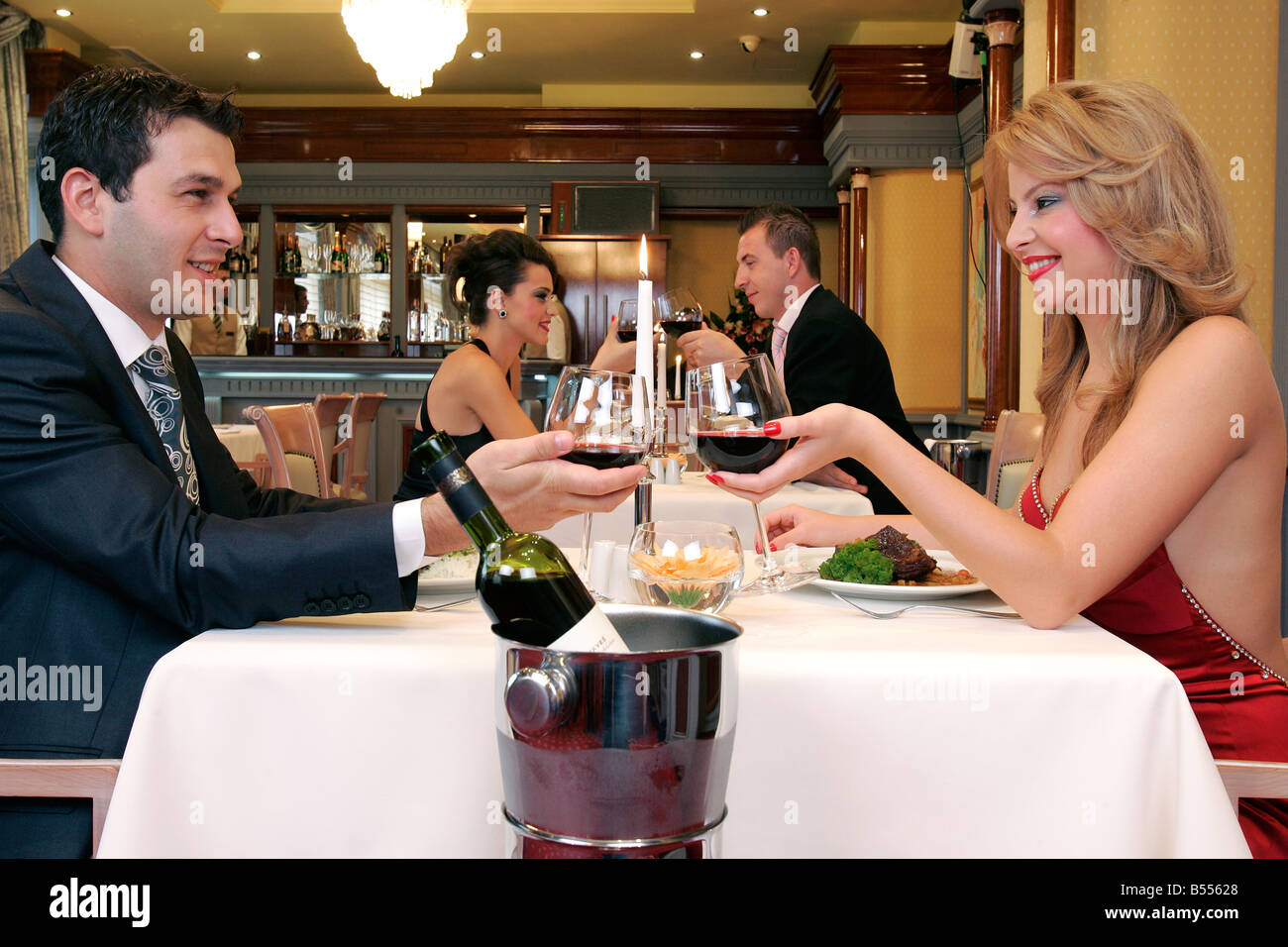 Restaurant Mittagessen Abendessen Hotel Essen Trinken Essen trinken Vergnügen Spaß Wein Flasche Kellner Service Mahlzeit Bestellung Rechnung Noble Casino inte Stockfoto