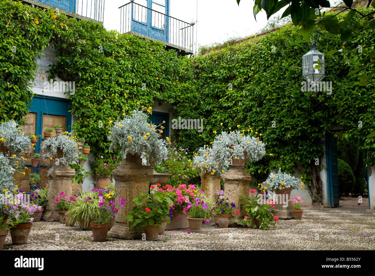 Blumentöpfe in einem mediterranen Innenhof Garten Teil des Festival der