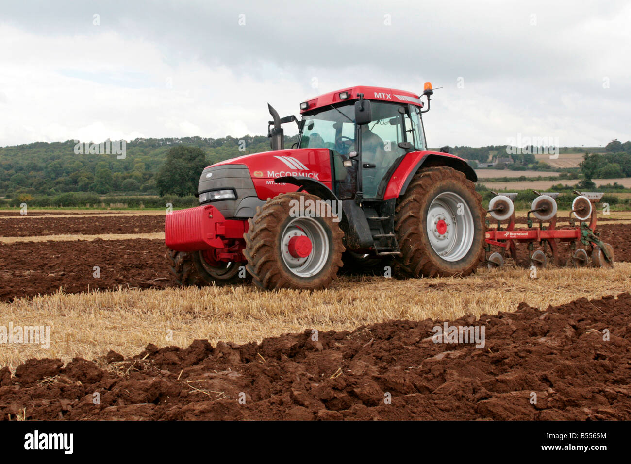 Ein Bauer hart bei der Arbeit sein Feld pflügen. Stockfoto