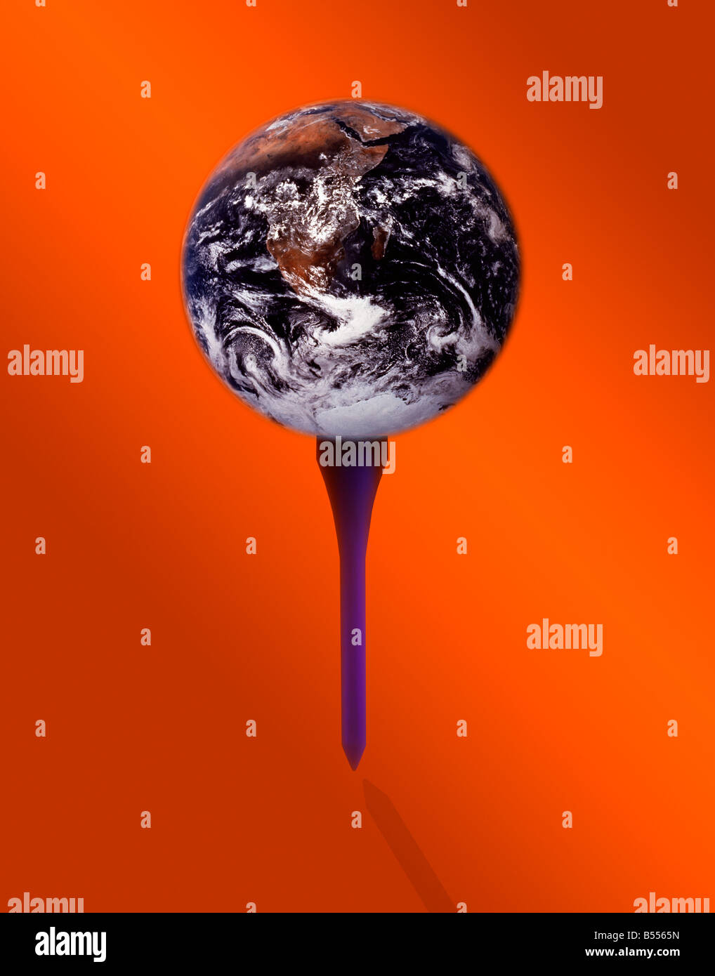 Konzeptionellen Auslegung der Erde aus dem Weltall auf einem Golf-Abschlag mit einem orangefarbenen Hintergrund positioniert Stockfoto