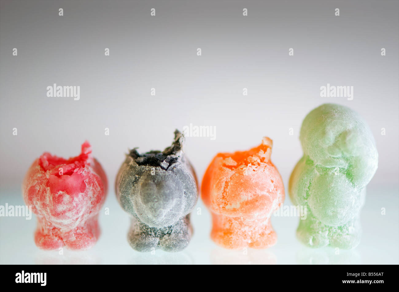 Gummibärchen line-up in einer Reihe mit den Kopf abgebissen Stockfoto