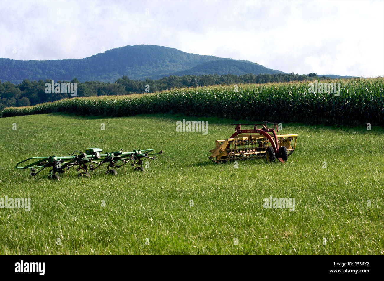 Landmaschinen, sitzen in einem Feld "Land" im Frühsommer. Stockfoto