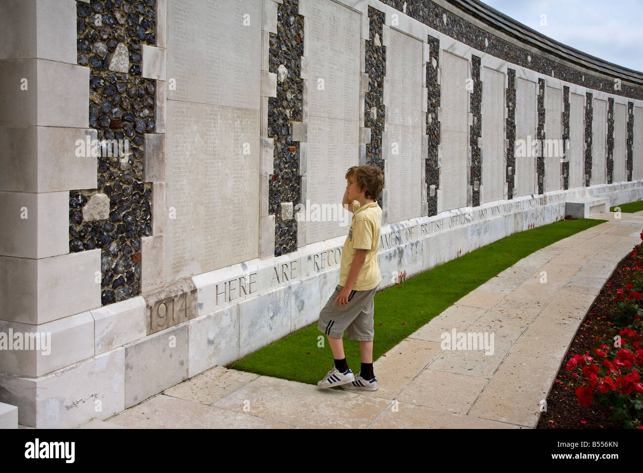 Junge, die Literaturliste des Krieges tot auf dem Tyne Cot British War Memorial Cemetery Belgien Stockfoto