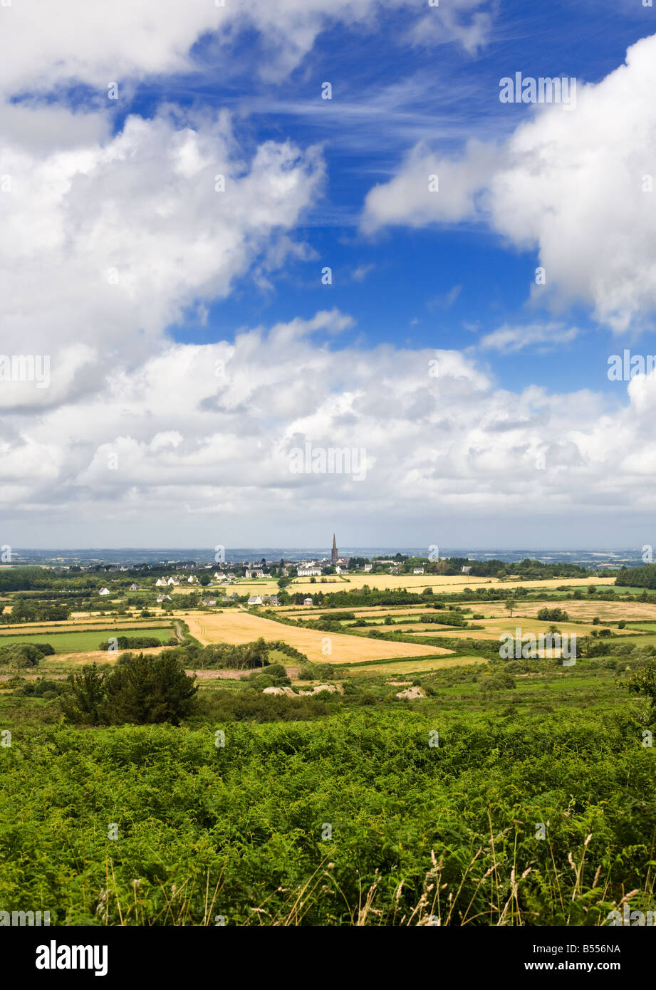 Bretagne-Landschaft - Blick auf das Landesinnere Finistere Bretagne Frankreich Europas mit Blick auf das kleine Dorf Commana Stockfoto