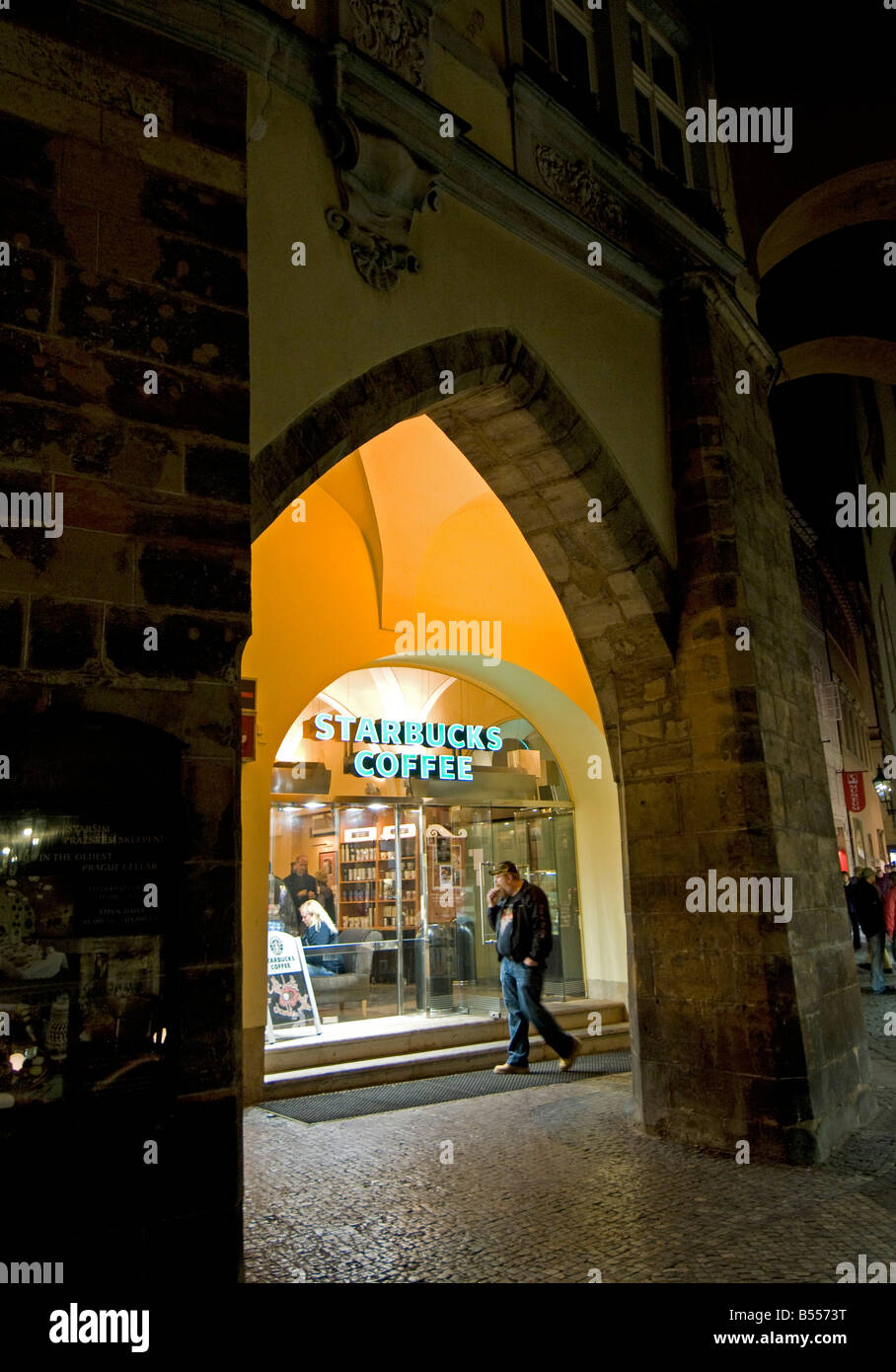 Starbucks-Kaffee in der Altstadt Prag bei Nacht für nur zur redaktionellen Nutzung Stockfoto