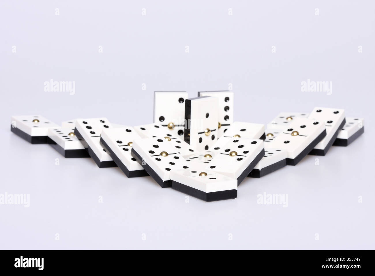 Eine Reihe von Domino Späne fallen Konzept von Ursache und Wirkung Stockfoto