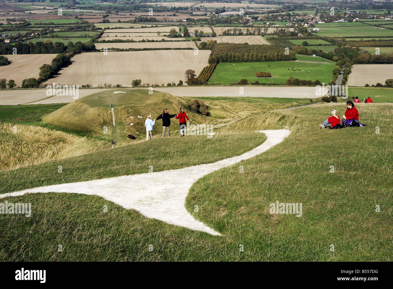 Das White Horse Hill bei Uffington, Oxfordshire, Teil des weißen Pferdes Kopf und Drachen-Hügel in der Ferne zeigen Stockfoto