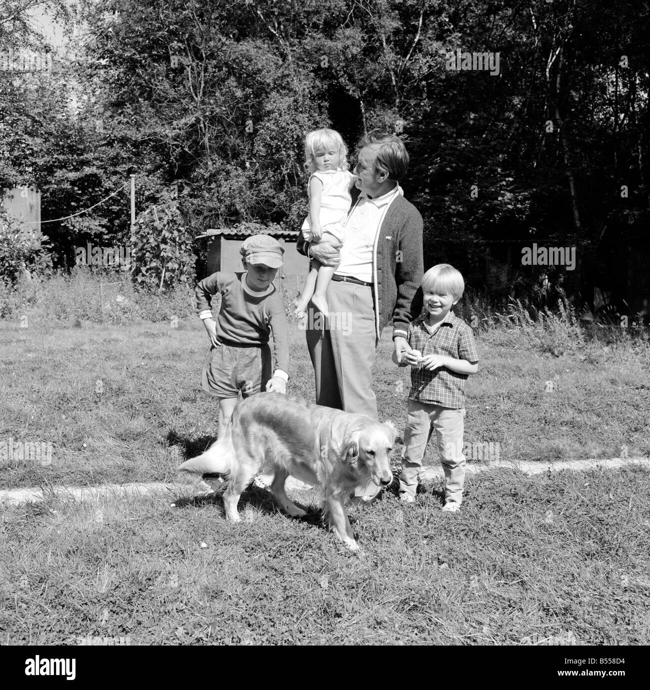 Johnny Speight TV Drehbuchautor in seinem Haus in Northwood mit seiner Familie Kindern Hund liebevoll mit Blick auf seine Kinder Zuneigung Liebe Daily Mirror granadamedia0805 Stockfoto
