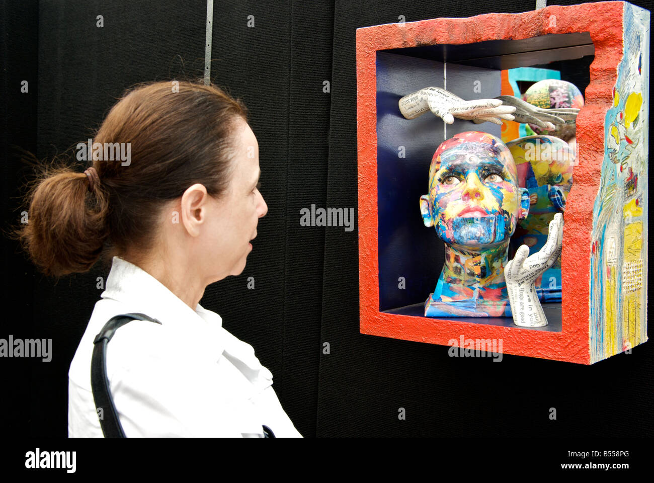 Frau beim Bayou City Art Festival in Houston Texas Blick auf Sheryl McDonald 3 D Mischtechnik Mannequin Kunstausstellung Stockfoto