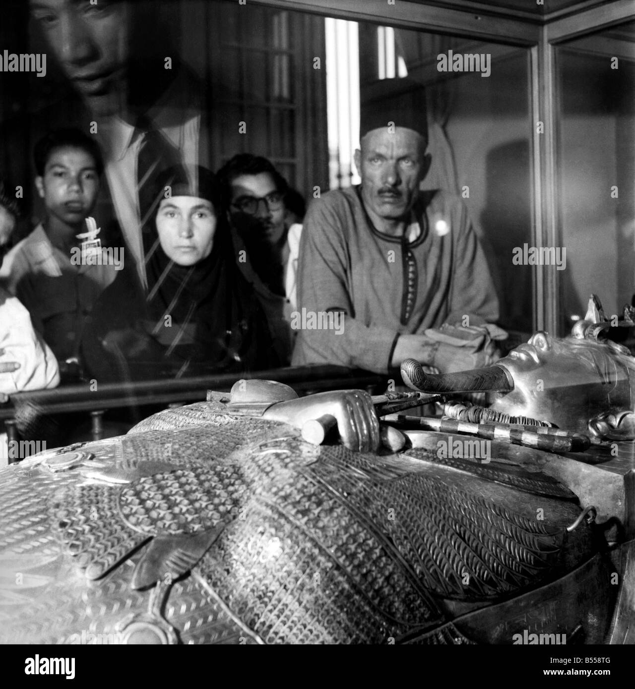 Ägyptisch: Touristen bestaunen die Mumie des Königs Tutan Khamen, während das ägyptische Museum in Kairo zu besuchen. Juli 1953 D3827 Stockfoto