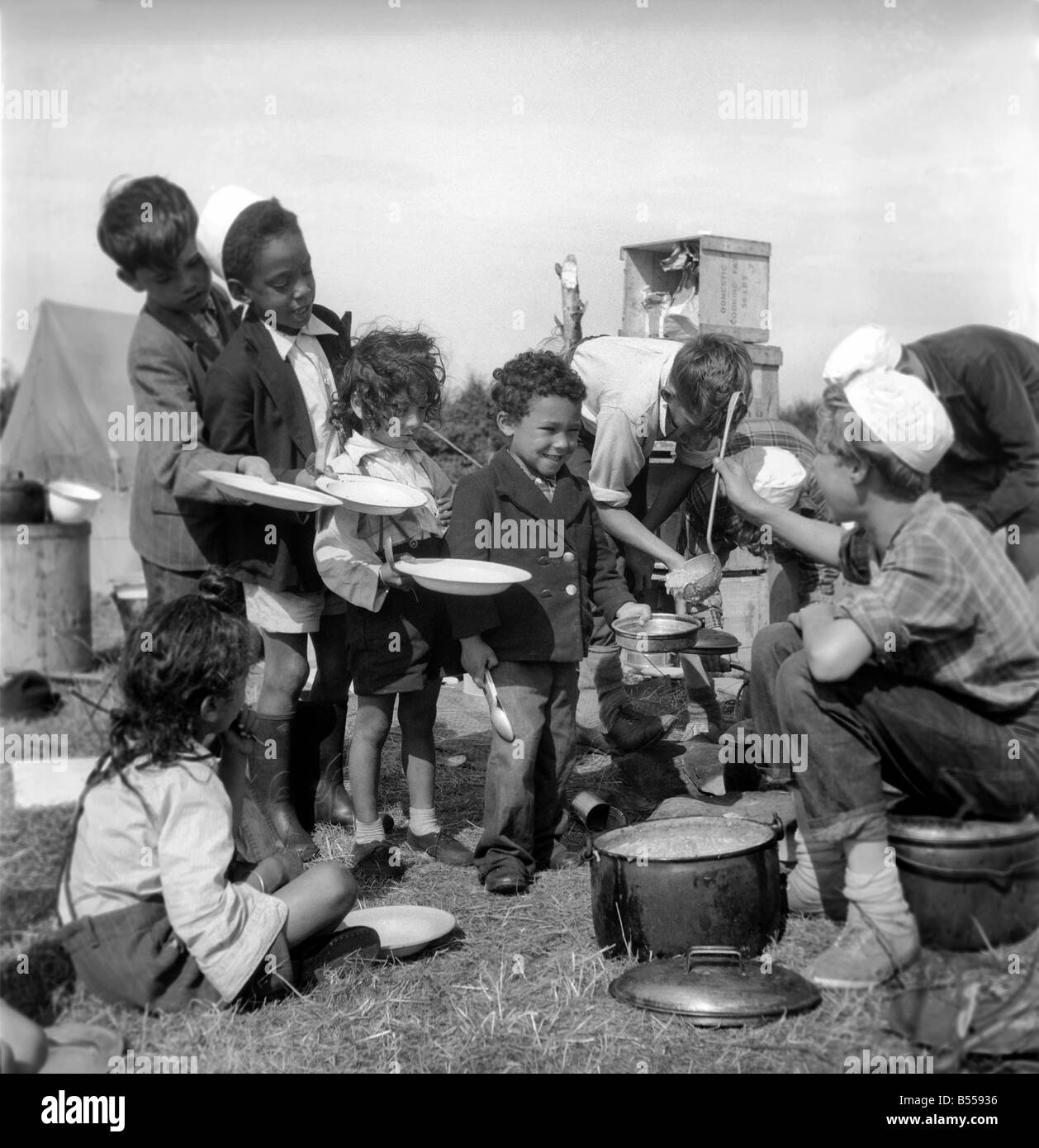 Kinder aus den ärmeren Stadtteilen von Liverpool sind einen echten Urlaub auf dem Land genießen. Sie Leben im Zelt und helfen, um ihre eigenen Mahlzeiten auf dem United Nation-Camp für Jungen zu kochen. Kann 1953 D5120-002 Stockfoto