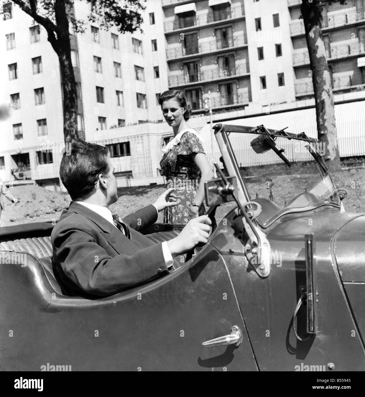 Romantik. Ein junger Mann nimmt seine Datum in seinem Auto. August 1953 D5205-005 Stockfoto
