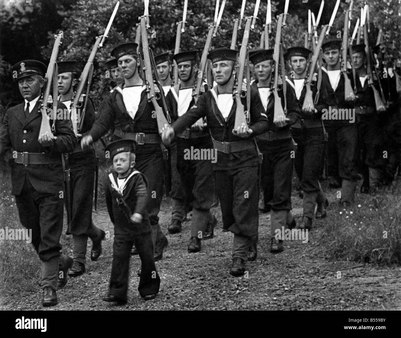 Zweiter Weltkrieg: Maskottchen: Kinder. Dieser kleine Bursche, ein Mitglied der königlichen Marine Brigade der jungen, einen Ort der Ehre mit dem Naval Kontingent an a'Wings für den Sieg gegeben wurde "Parade in Teignmouth war das Idol der Massen. Er kann aus dem tritt aber seinen Blick der grimmige Entschlossenheit fast schreit laut: "Wo ist dieser Kerl, Hitler!". Juni 1943 P011572 Stockfoto