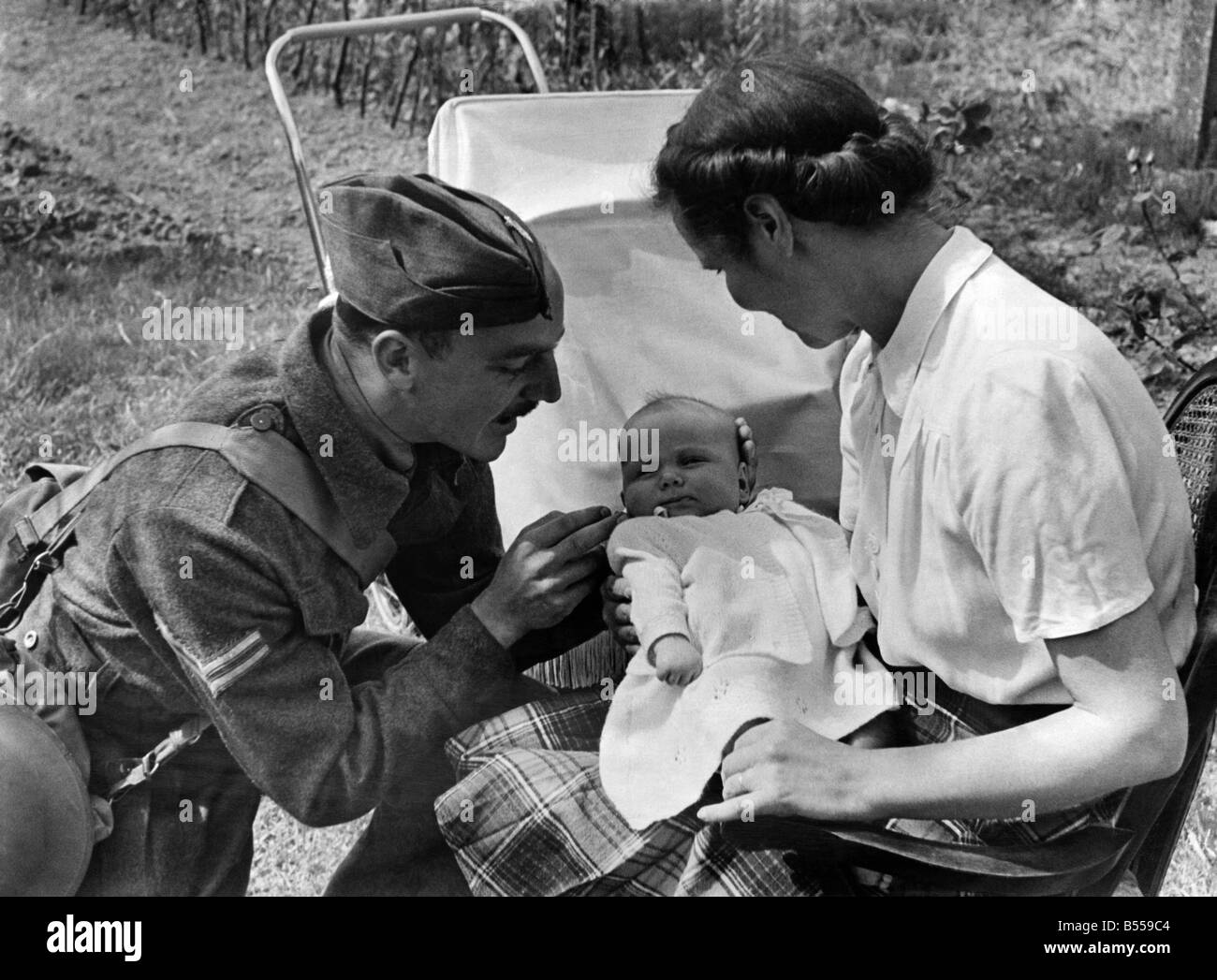 Zweiter Weltkrieg: P.O.W.'S. Capt Hope R.A.M.C, die seit Monaten ein Gefangener in Italien Gruß Sohn 3 Monate alt war. Januar 1942 Stockfoto