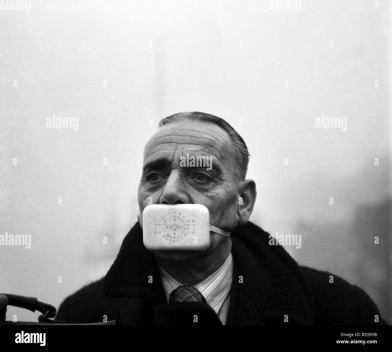 Mr Bill Atkins lebt auf dem Vormarsch, Hockley, Essex, hat seine eigenen Smog-Maske erfunden. Er habe die Idee von einer Kunststoff Seifenkiste ein Stockfoto