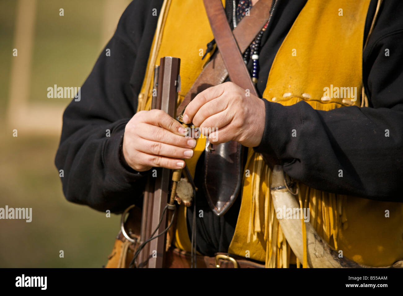 Mann trägt Trapper-Kostüm zeigt schwarzes Puder Gewehr auf Steam Engine Show bei Westwold, "British Columbia", Canada Stockfoto