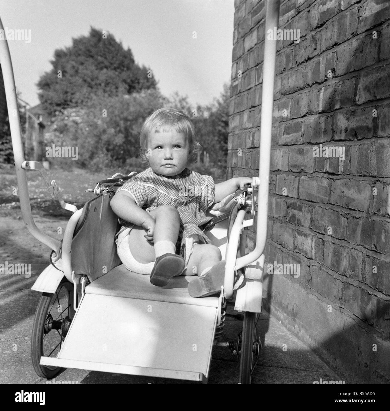 Baby von Dohle angegriffen. Christine Ryder (14 Monate), die von einer Dohle angegriffen wurde. Juni 1960 M4293-001 Stockfoto