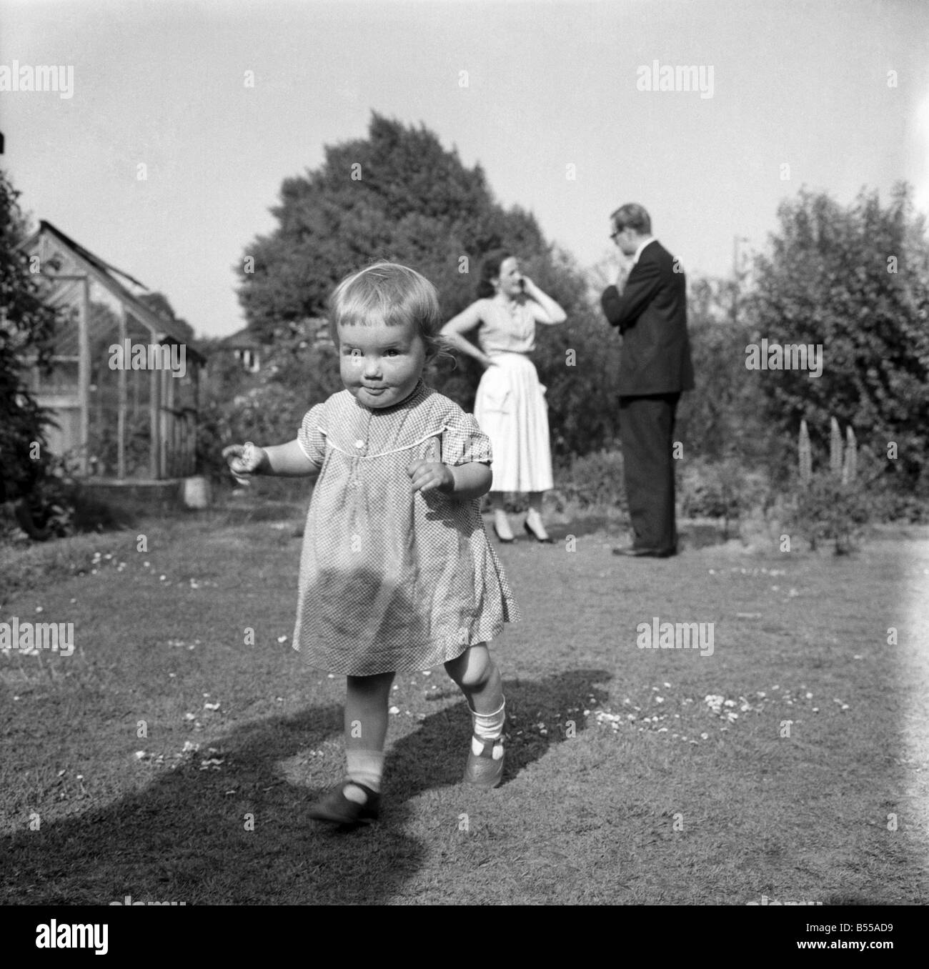 Baby von Dohle angegriffen. Christine Ryder (14 Monate), die von einer Dohle angegriffen wurde. Juni 1960 M4293-003 Stockfoto