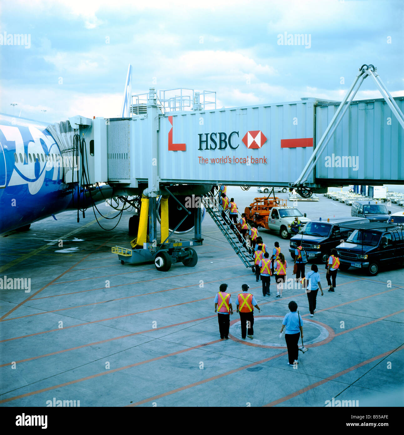 Mitarbeiter der Reinigungskräfte, die an Bord eines von HSBC gesponserten Flugzeugs von Zoom Airlines auf dem Rollfeld des Lester Pearson Airport Toronto Ontario Canada 2008 gehen Stockfoto