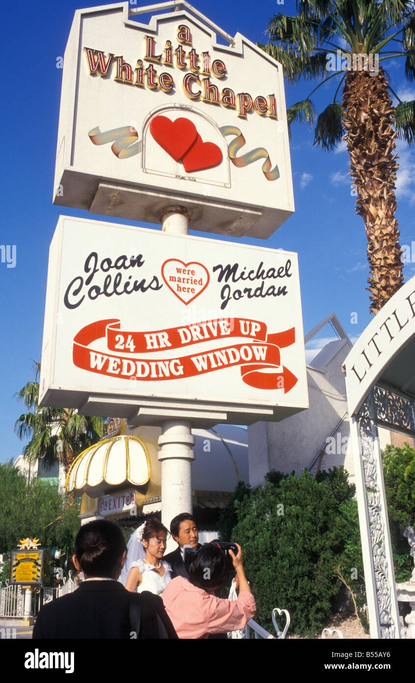 Brautpaar zur Hochzeit Kapelle Little White Chapel mit 24 Stunden Service am Strip in Las Vegas Nevada, USA Stockfoto