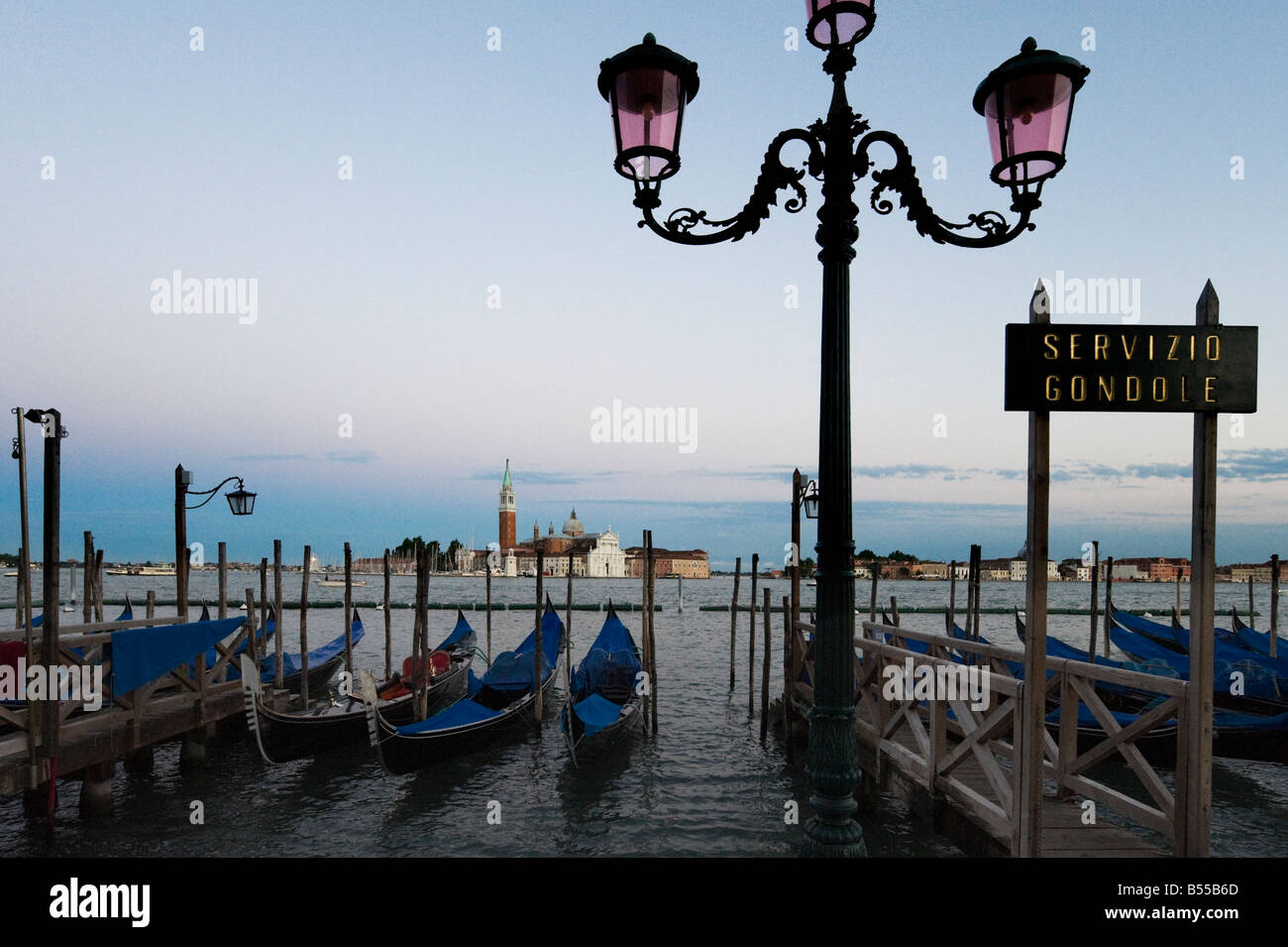 Gondeln bei Sonnenuntergang mit Blick auf San Giorgio Maggiore, San Marco, Venedig, Veneto, Italien Stockfoto