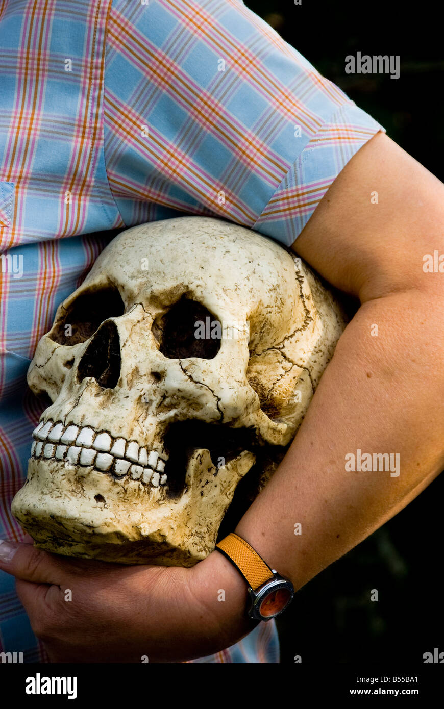 Frau mit menschlichen Schädel Stockfoto