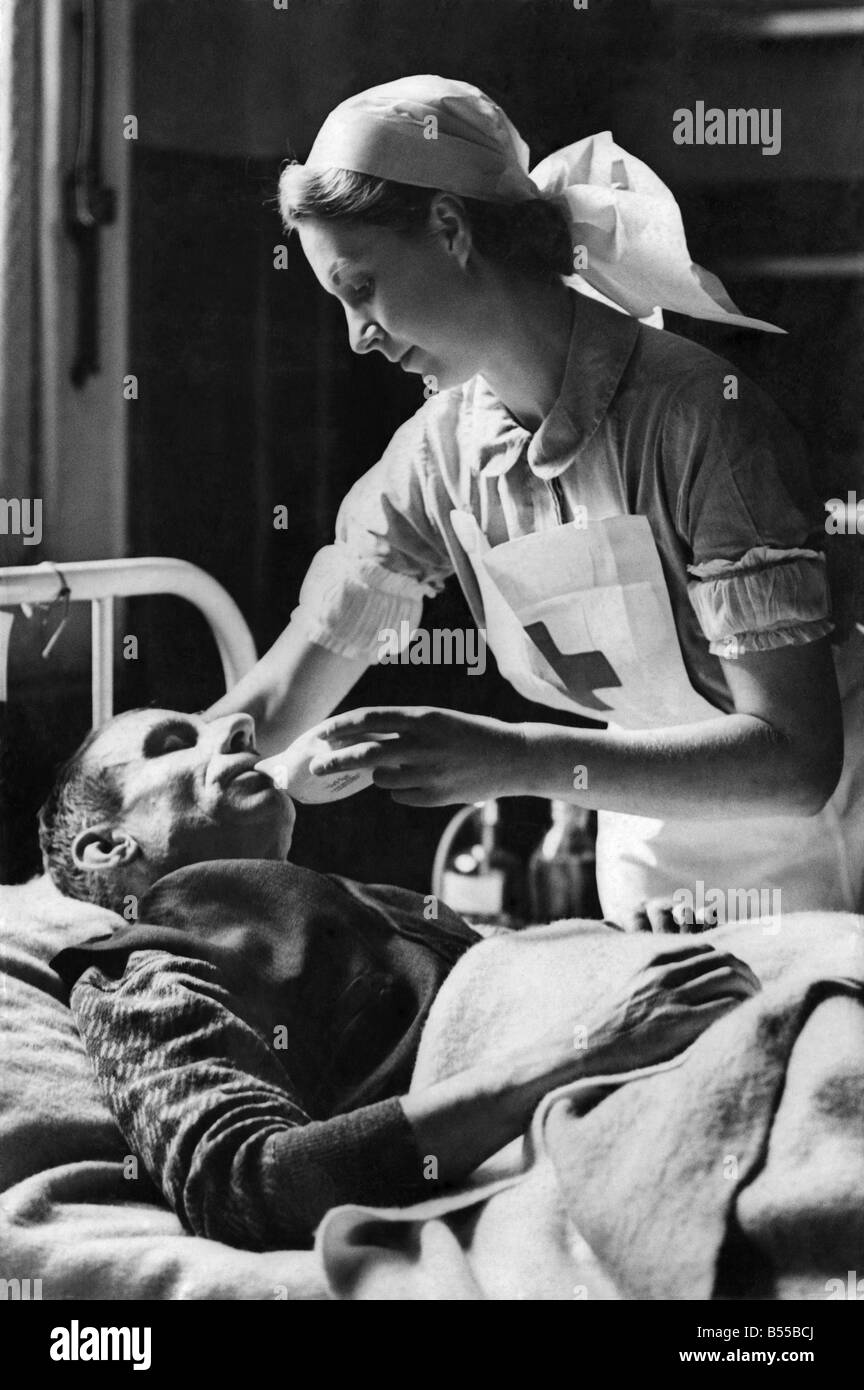 Krankenschwester kümmert sich um einen Patienten. September 1940 P012268. Stockfoto