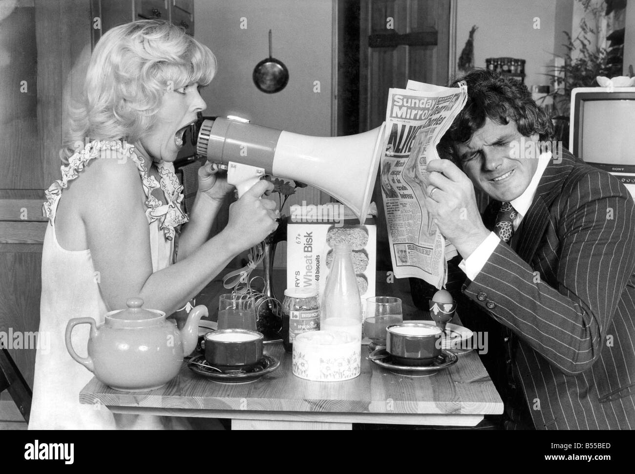 Sprechen Sie mit Ihrem Partner? Posierte für Modelle Kay Beary und Graham Simpson. September 1980 P012628 Stockfoto