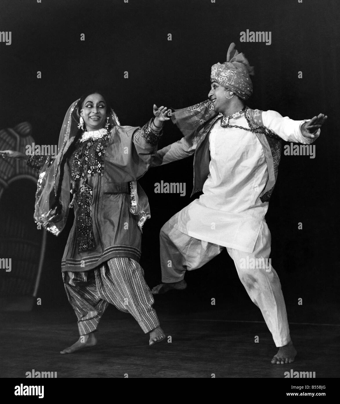 Pakistan-Künstler vor der Königin zu tanzen: Mann und Frau Tänzer, Gawhor und Rawshan (die Frau) Jamil The Nomad Snake Charmer Tanz. Es ist ein beliebtes Fach Tanz in realem Festivals und Messen von der Nomad Schlangenbeschwörer, es ist eine Kombination aus rhythmischen Action, Pracede und folgen dem Einfangen eines Reptils, begleitet von eine "war"-ein typischer Schlag Instrument der Schlangenbeschwörer. November 1966 P012722 Stockfoto