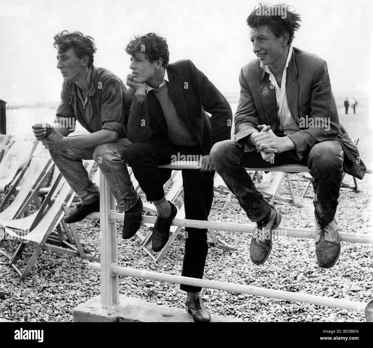 Feiertage: Täglicher Spiegel Strand tragen zeigen. Einige Jungs beobachten  während ihrer Pausenzeit. Juli 1960 P013221 Stockfotografie - Alamy
