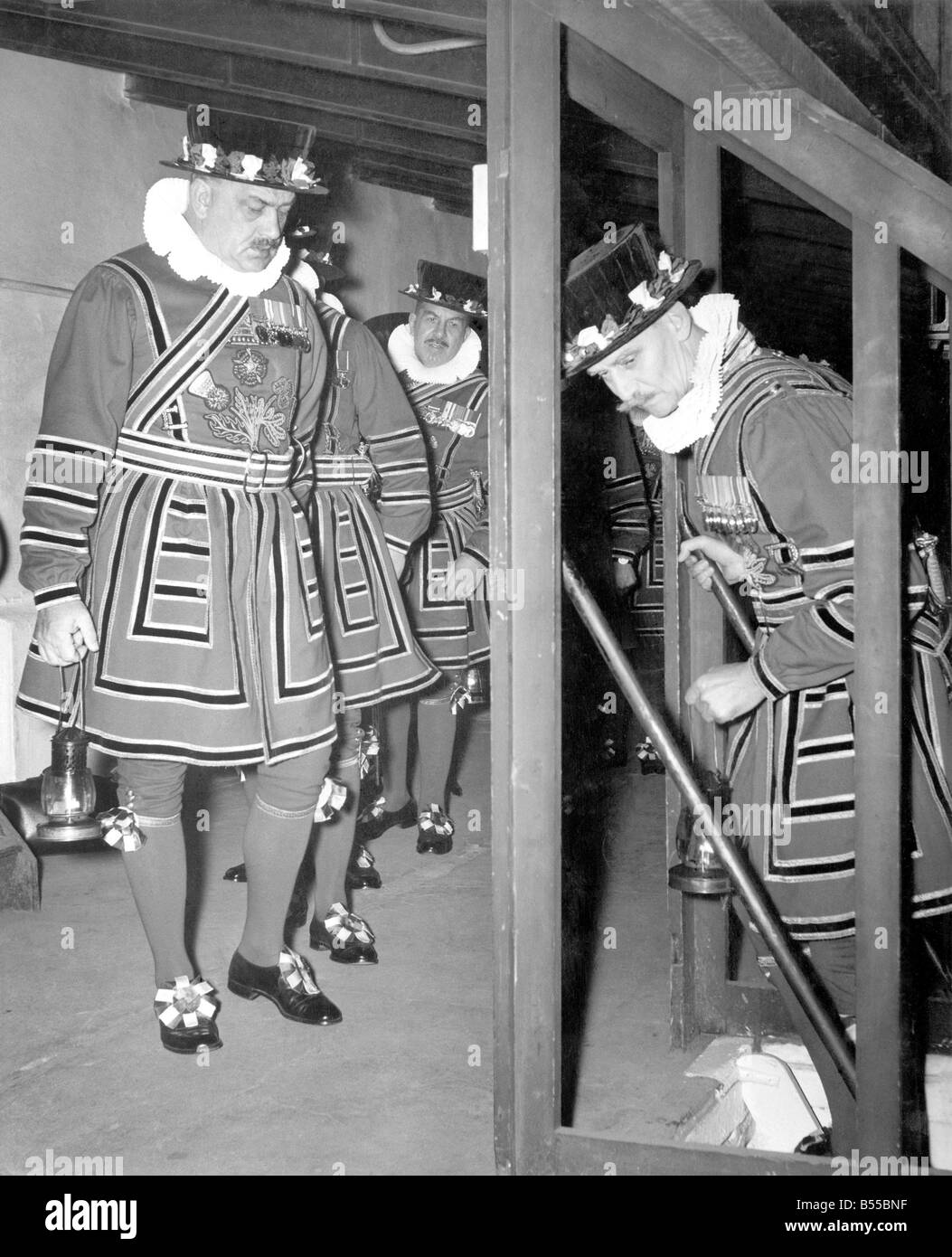 Unterhalb des Palace of Westminster, Männer von der Königin Bodyguard der Yeomen Of The Guard sind hier gesehen, die ihre traditionelle Suche der Gewölbe heute (28.10.58) vor der Ankunft der Königin für die Zustand-Öffnung des Parlaments. Oktober 1958 P013256 Stockfoto