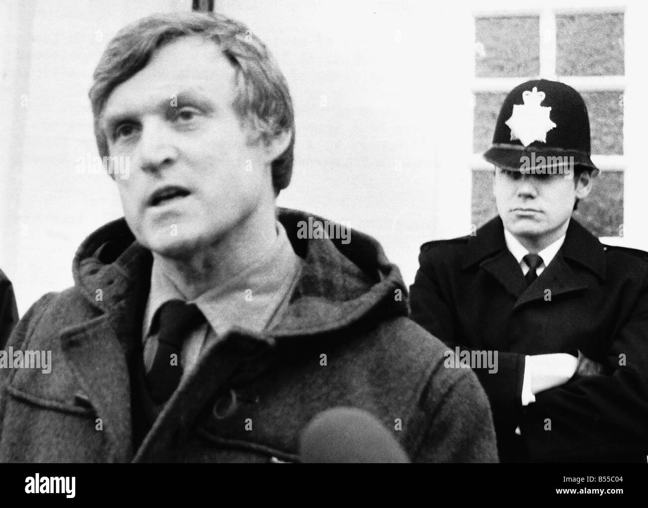 Detective Superintendent Norman Briers im Gespräch mit einem Reporter bei 195 Melrose Avenue Cricklewood während der Untersuchung auf den Tod von bis zu 16 junge Männer in North London am Samstag 12. Februar Mord in Highgate Magistrates Court Dbase MSI zivile Diener Dennis Andrew Nilsen angeklagt war Stockfoto