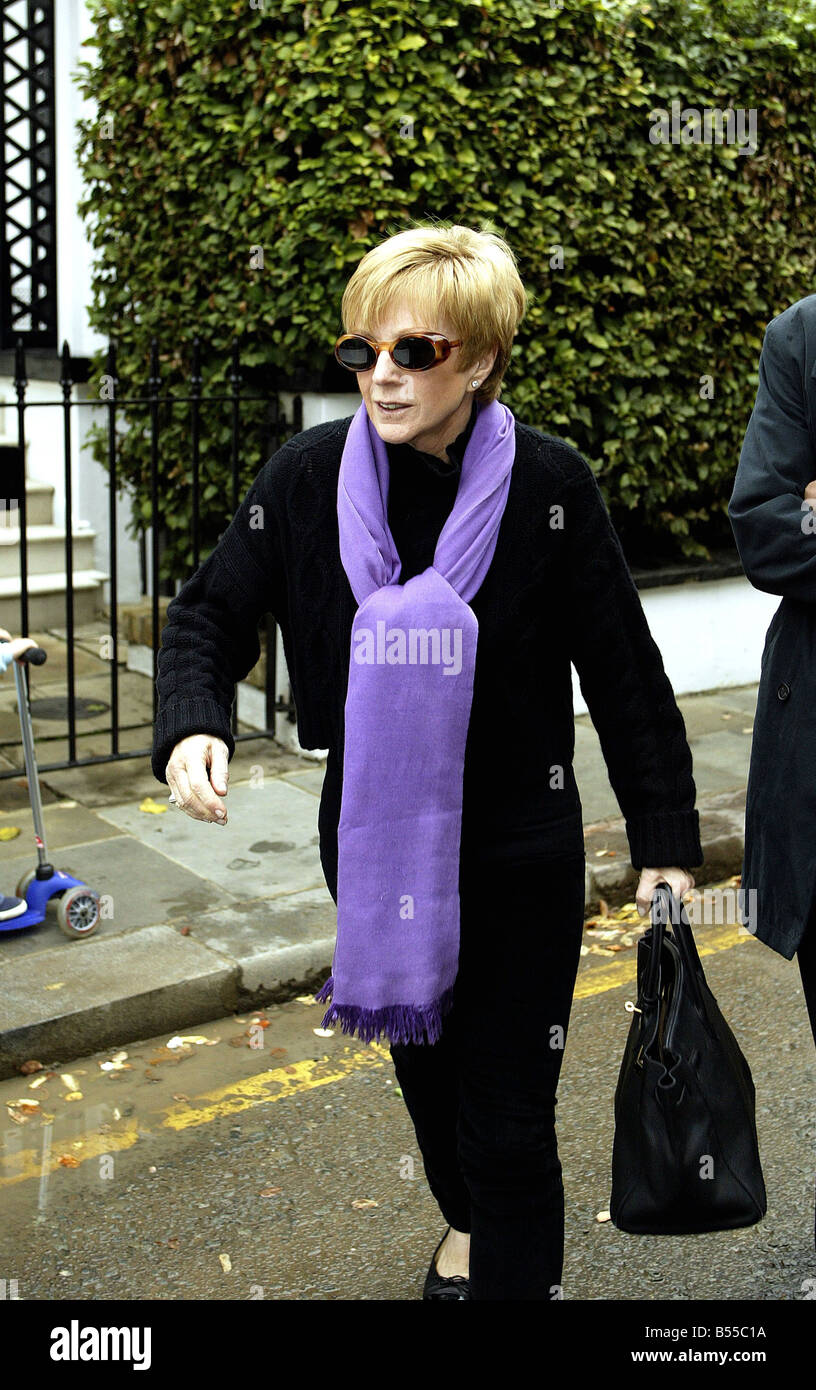 TVModeratorin Anne Robinson verlassen ihre Heimat heute auf dem