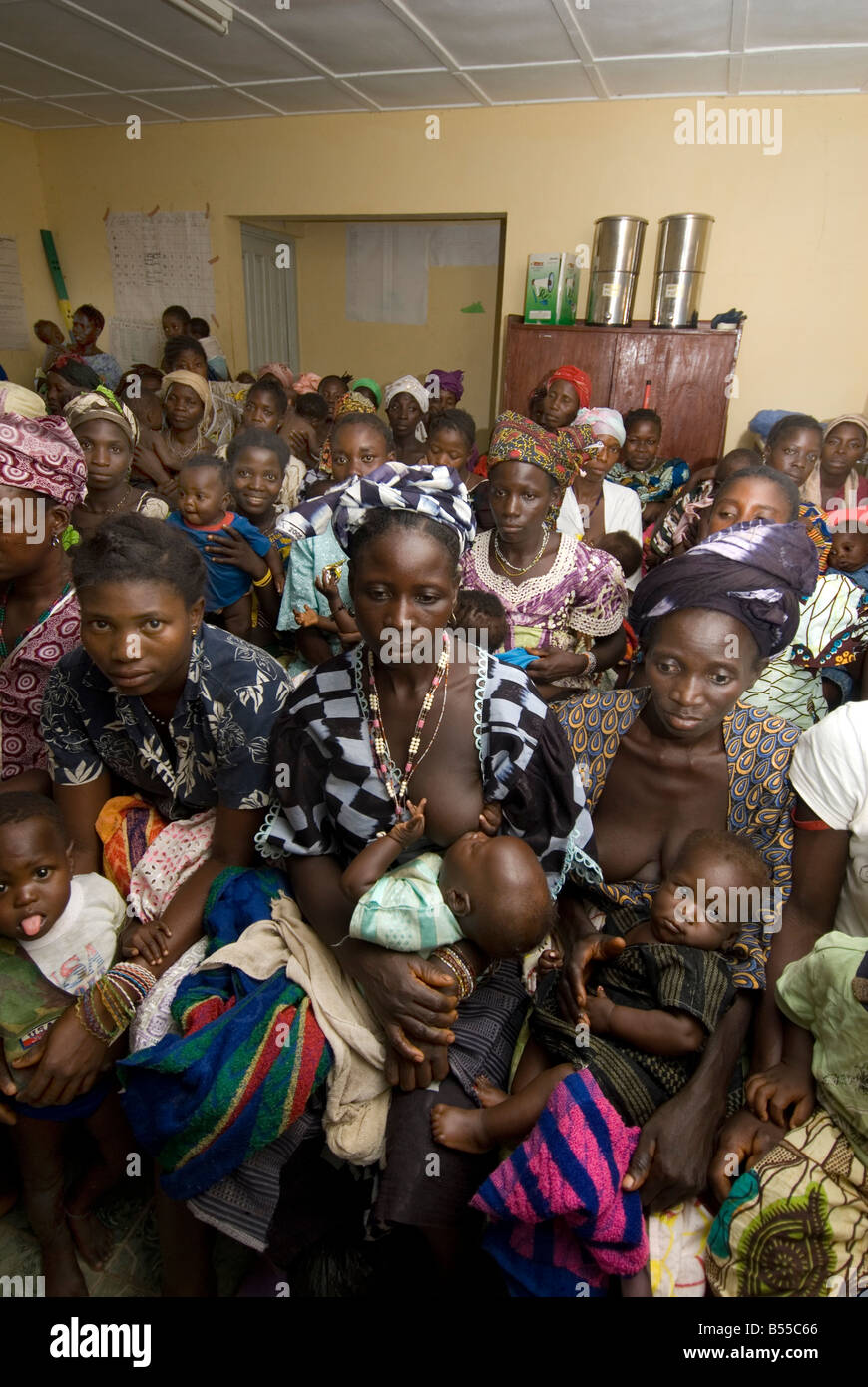 Sierra Leone August 2008 Sawuria PHU Mutter-Kind-Klinik, junge Mütter, die Klinik mit ihren Babys warten Stockfoto