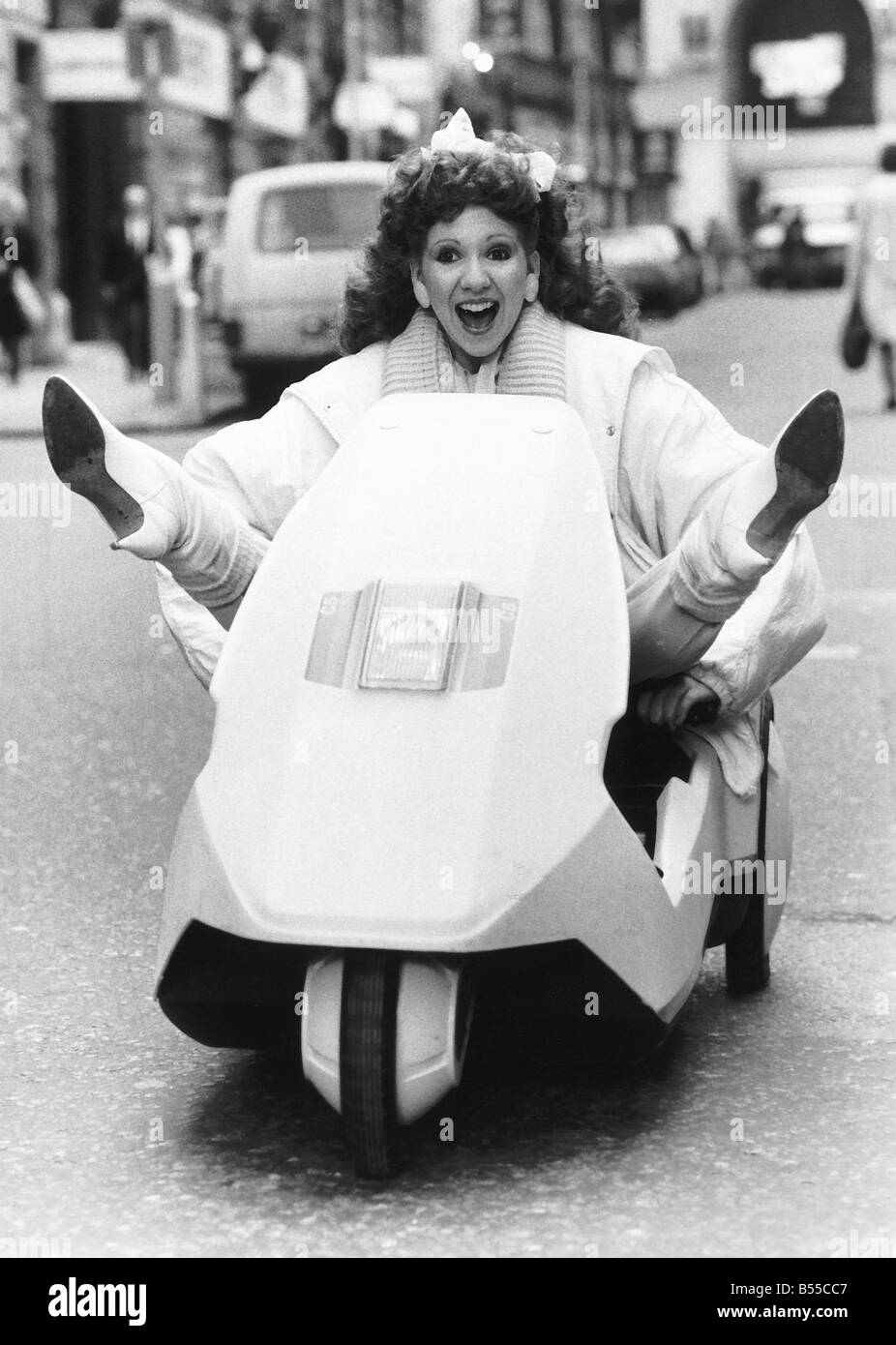 Bonnie Langford sitzen in einem Sinclair C5 auf der Straße mit ihren Füßen, sich in einer V-Form Bonnie setzen die Sinclair C5 Nieren nachdem es CANCER RESEARCH CAMPAIGN Dbase MSI geschenkt wurde Stockfoto