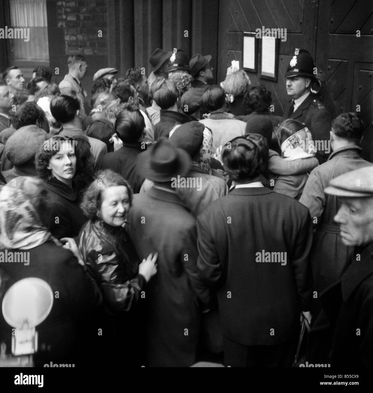 Kriminalität Mord. Das Publikum Schlange stehen, um die 2 Hinweise auf das Tor der Strangeways Gefängnis, Manchester, die nach der Ausführung von Frau Louisa Merrifield veröffentlicht zu lesen. Es gab keine Tränen für Mrs Merrifield. September 1953 D5722-001 Stockfoto