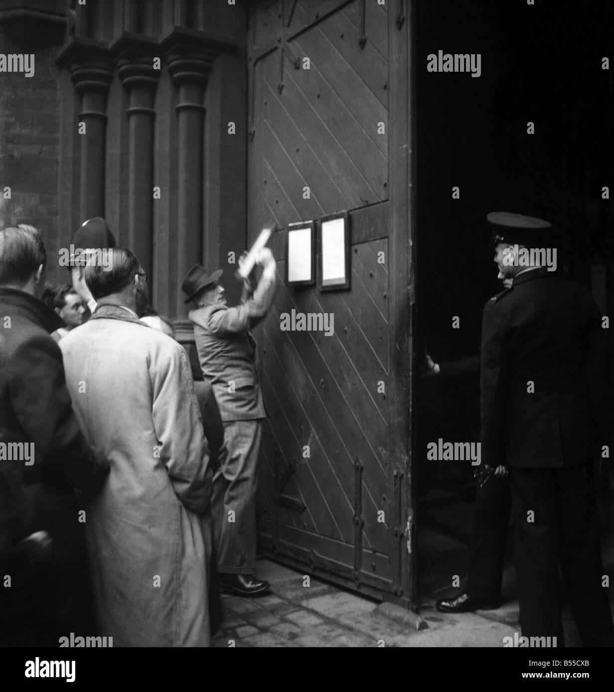 Kriminalität Mord. Die 2 Hinweise sind auf die Tore der Strangeways Gefängnis, nach der Ausführung von Mrs Merrifield veröffentlicht. September 1953 Stockfoto